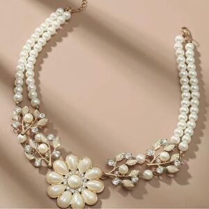 🌸NEW Elegant Pearl, Crystal  and Gold Floral Bib Statement Necklace 🌸